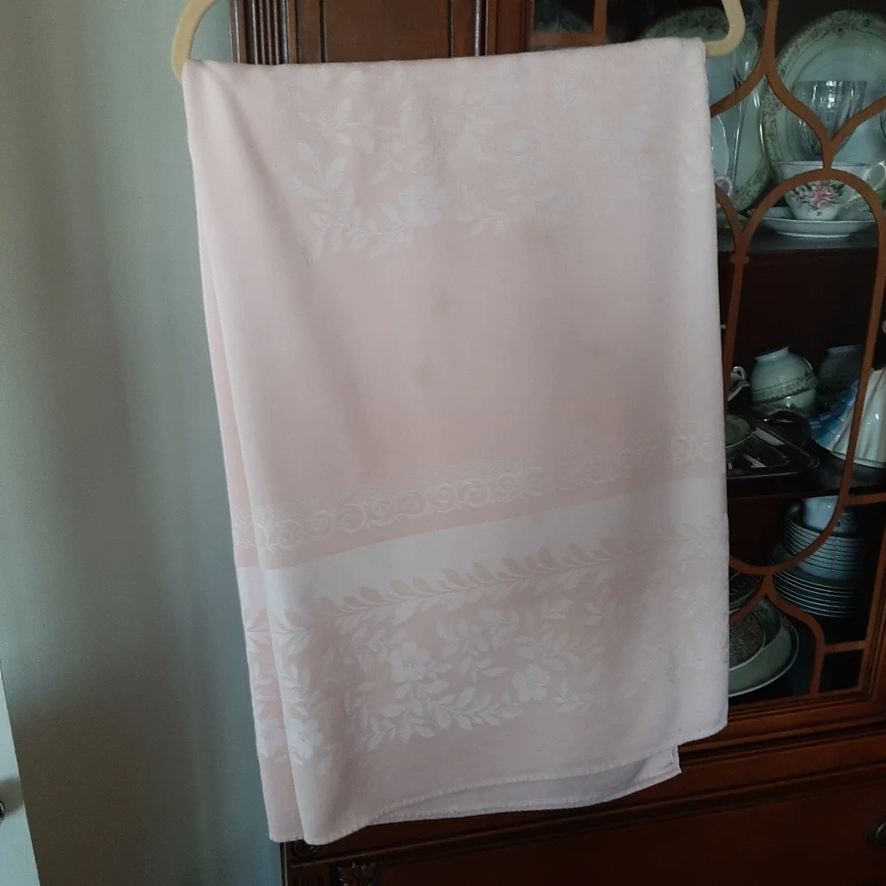 Vtg Damask Pastel Pink Tablecloth and 6 Piece Napkin Set.